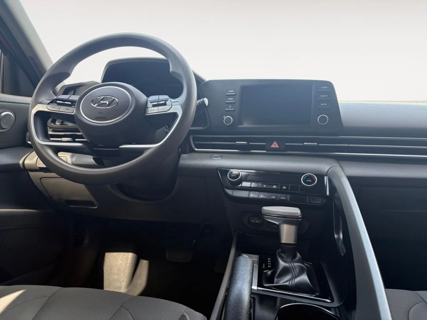 
								Hyundai Elantra 2022 full									