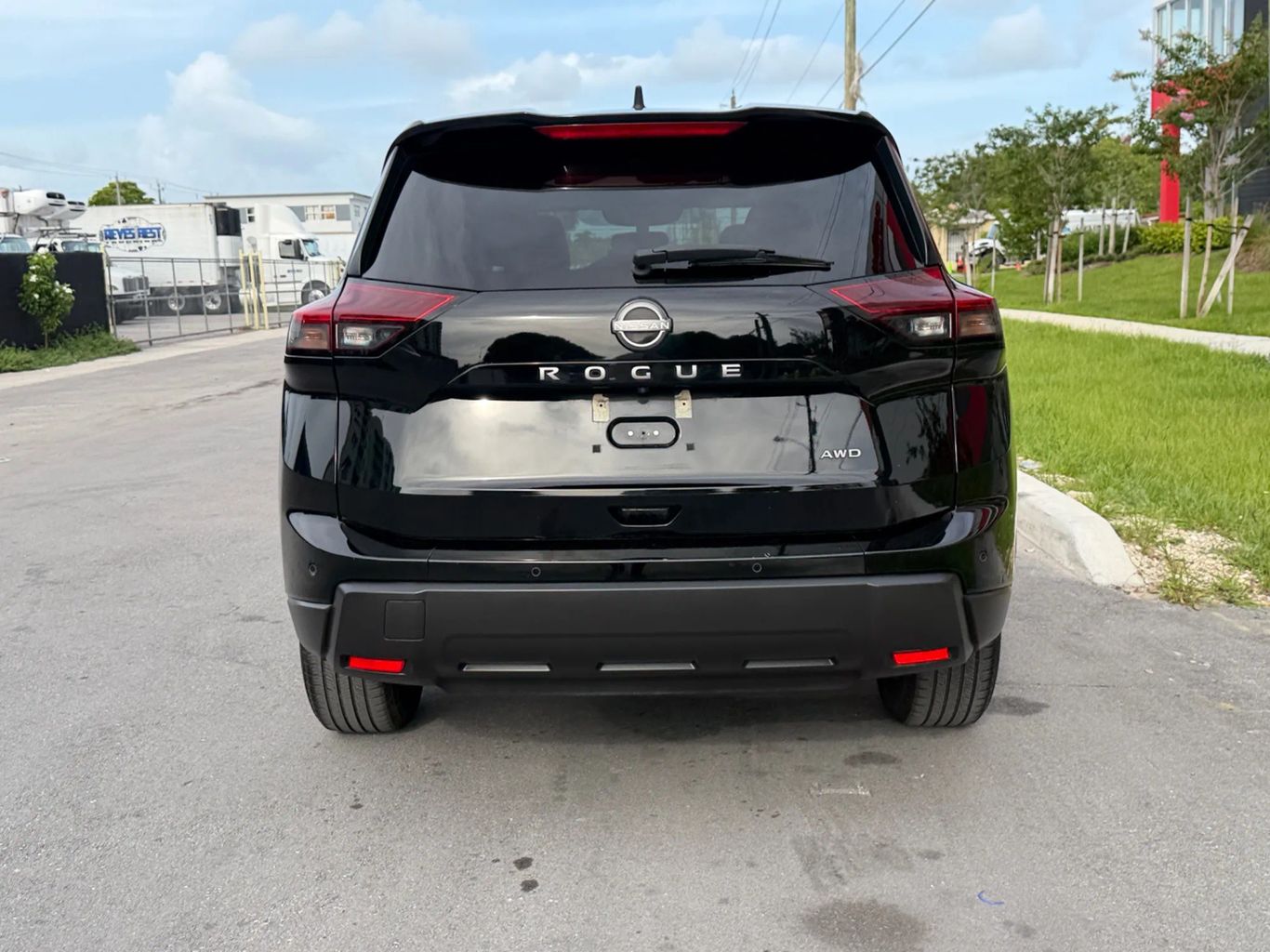 
								Nissan Rogue 2024 full									